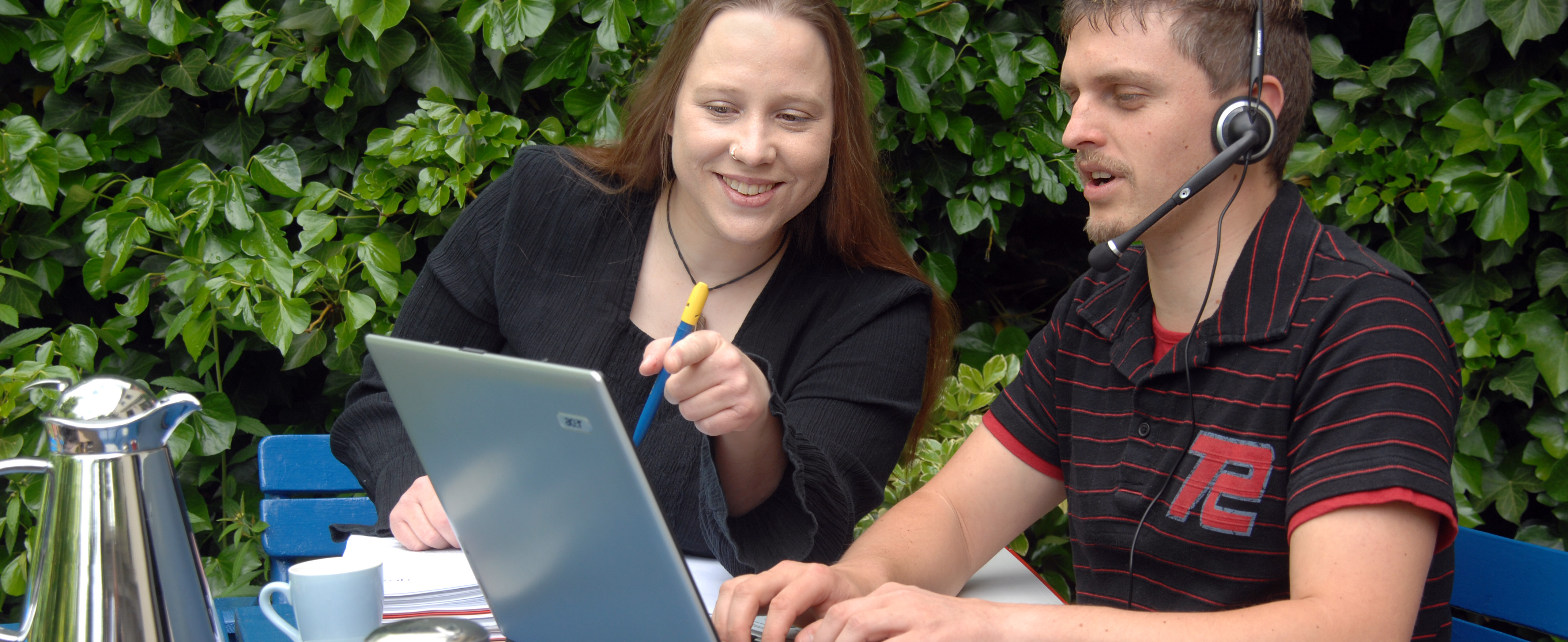 Ein Teilnehmer und eine Teilnehmerin bei der Arbeit an einem Notebook